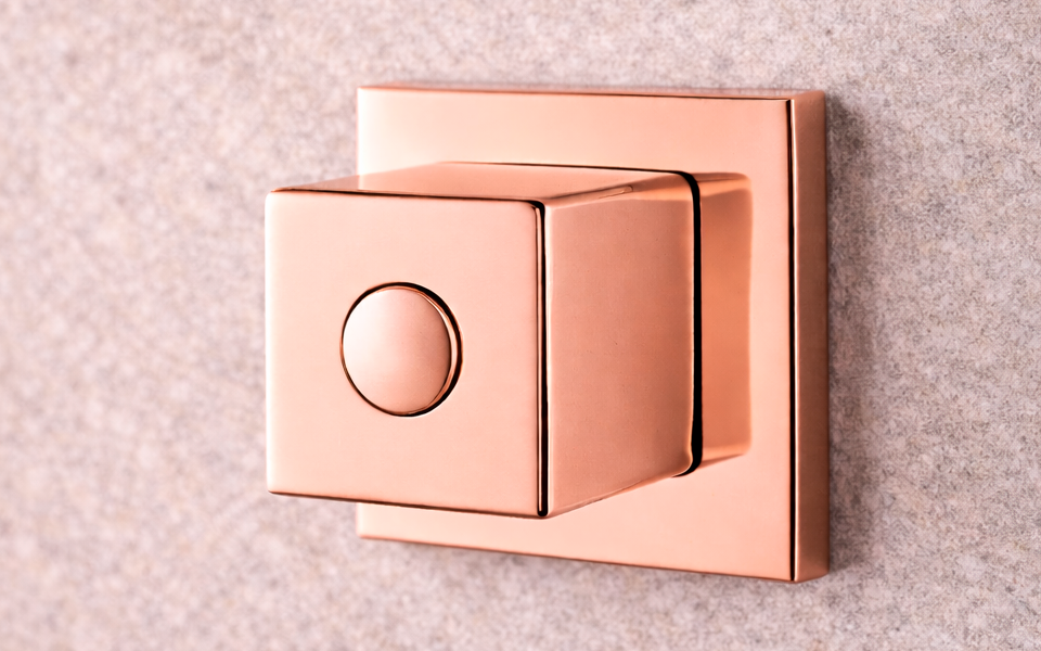 HARMONIA EM TOM ROS�O registro de embutir em acabamento ros� se integra com delicadeza a superf�cies